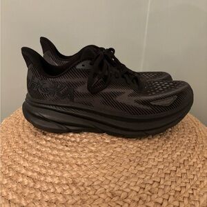 Men’s black hoka Clifton 9